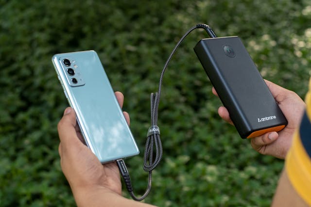 Cargar un móvil a un power bank